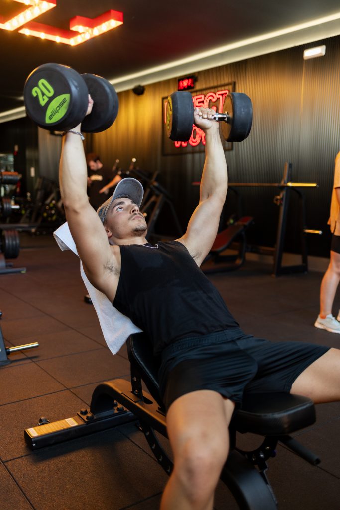 Homem a fazer exercícios com halteres